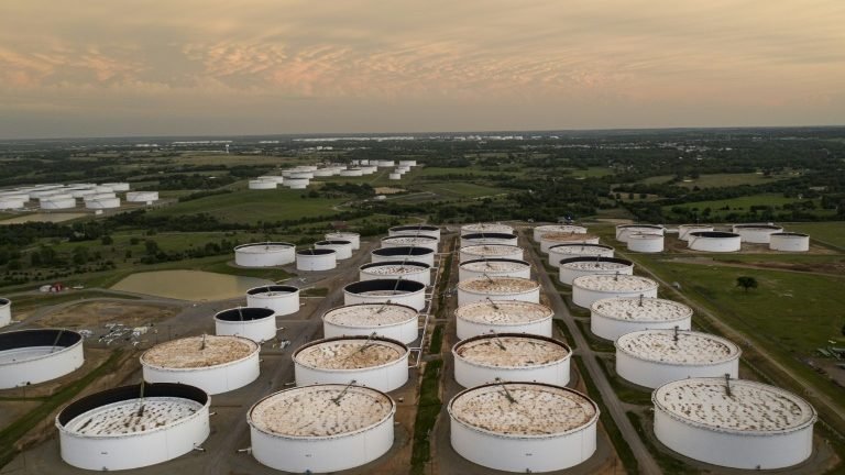 Petróleo tem leve alta após nova queda de reservas nos EUA Petróleo tem leve alta após nova queda de reservas nos EUA