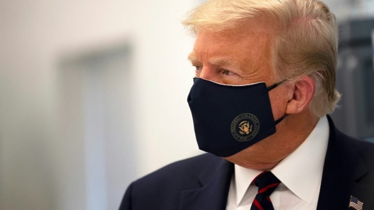 Trump testa positivo para covid-19 a um mês da eleição presidencial Trump testa positivo para covid-19 a um mês da eleição presidencial