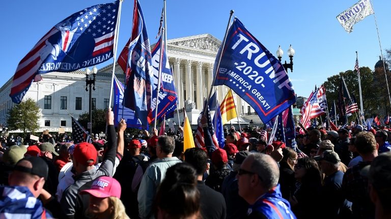 Apoiadores de Trump se concentram em frente ao prédio da Suprema Corte, em Washington - AFP