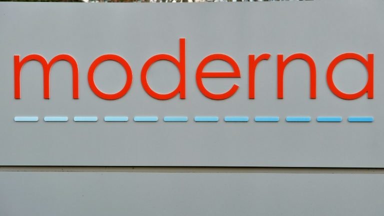 Primeiras vacinas da Moderna contra covid-19 administradas nos EUA Primeiras vacinas da Moderna contra covid-19 administradas nos EUA