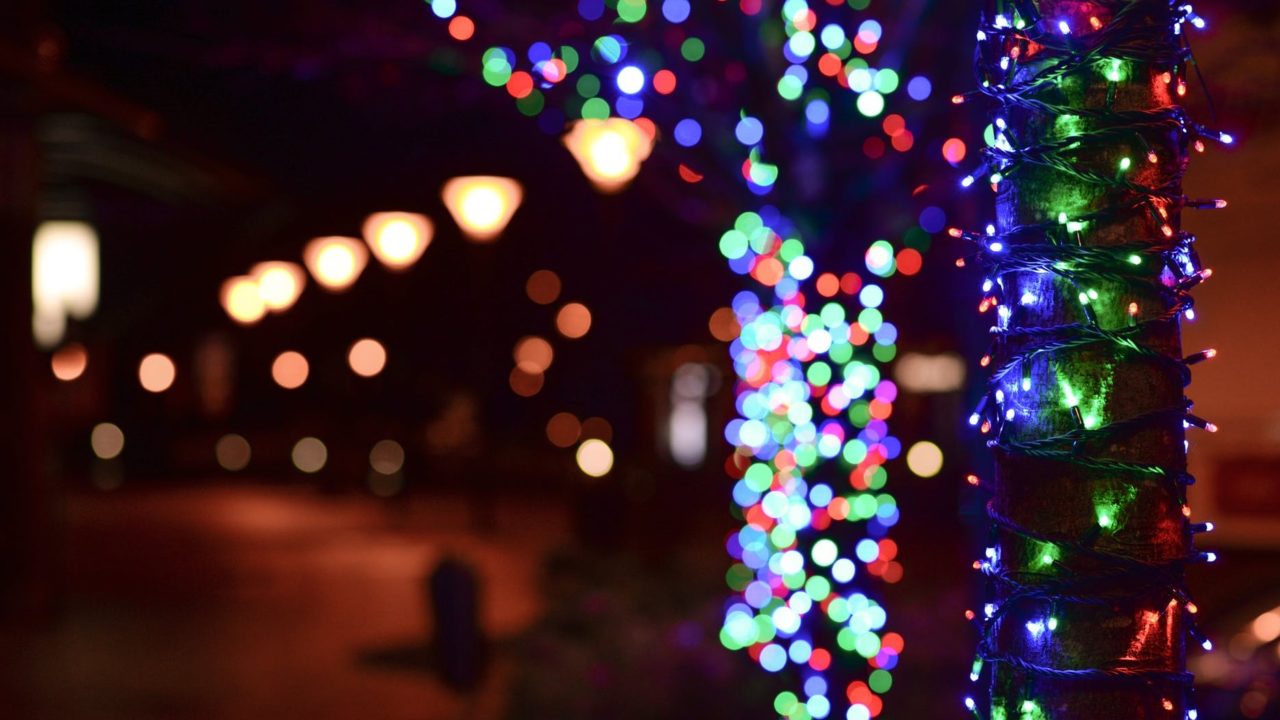 Árvore de Natal: evite riscos ao instalar luzes na decoração. Confira aqui