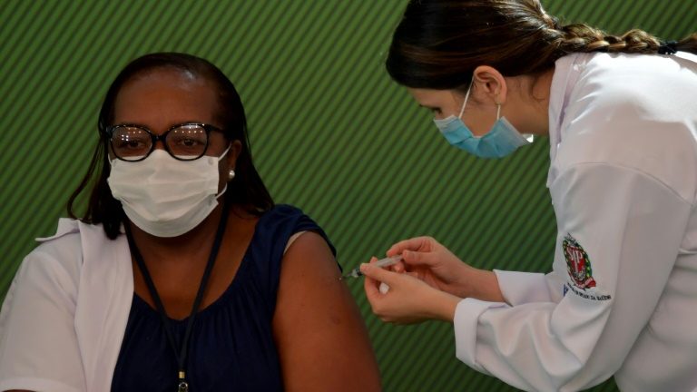 A enfermeira Mônica Calazans recebe a vacina CoronaVac contra o novo coronavírus em São Paulo, 17 de janeiro de 2021 - AFP