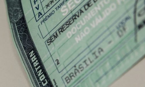 Motorista que não pagar IPVA pode receber multa e ter o nome negativado Motorista que não pagar IPVA pode receber multa e ter o nome negativado