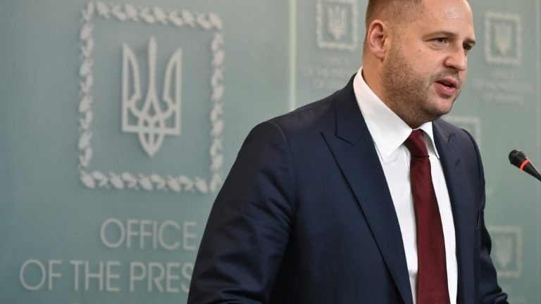 Ucrânia pede intervenção ocidental em Donbass, onde conflito se intensifica Ucrânia pede intervenção ocidental em Donbass, onde conflito se intensifica