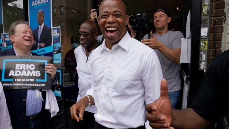 Ex-policial Adams lidera as primárias democratas para prefeitura de Nova York Ex-policial Adams lidera as primárias democratas para prefeitura de Nova York