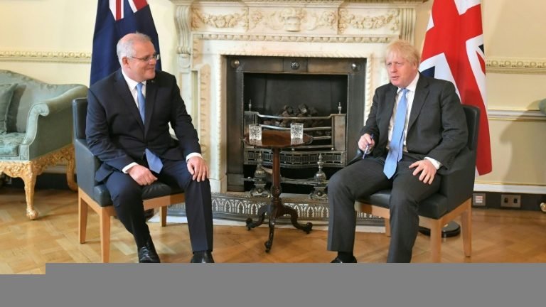 Reino Unido anuncia ‘histórico’ acordo comercial pós-Brexit com Austrália Reino Unido anuncia ‘histórico’ acordo comercial pós-Brexit com Austrália