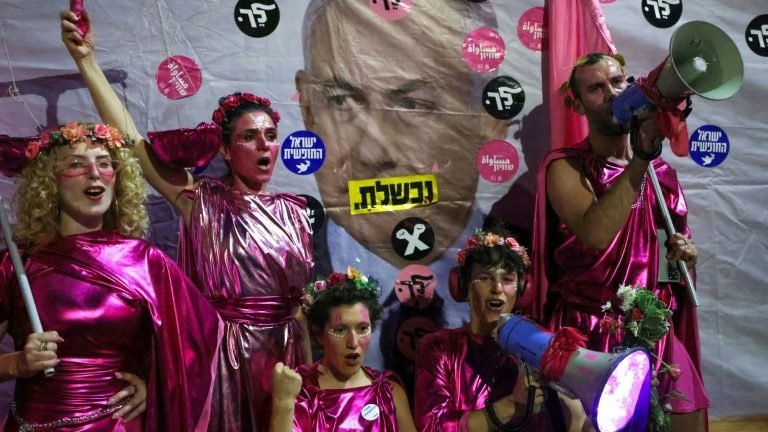 Manifestantes anti-Netanyahu celebram em Jerusalém sua provável saída Manifestantes anti-Netanyahu celebram em Jerusalém sua provável saída