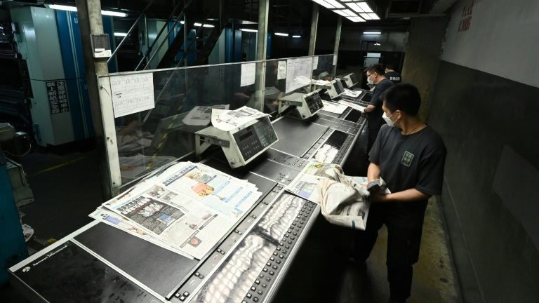 Jornal pró-democracia de Hong Kong anuncia que seu último número será publicado na quinta-feira Jornal pró-democracia de Hong Kong anuncia que seu último número será publicado na quinta-feira