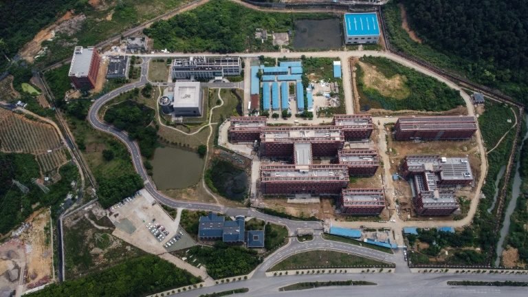 Cientista chinesa no centro de polêmica sobre covid nega vazamento em laboratório Cientista chinesa no centro de polêmica sobre covid nega vazamento em laboratório