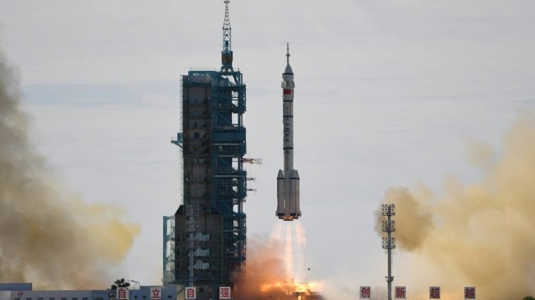 Presidente chinês felicita os astronautas que abrem “novos horizontes” Presidente chinês felicita os astronautas que abrem “novos horizontes”