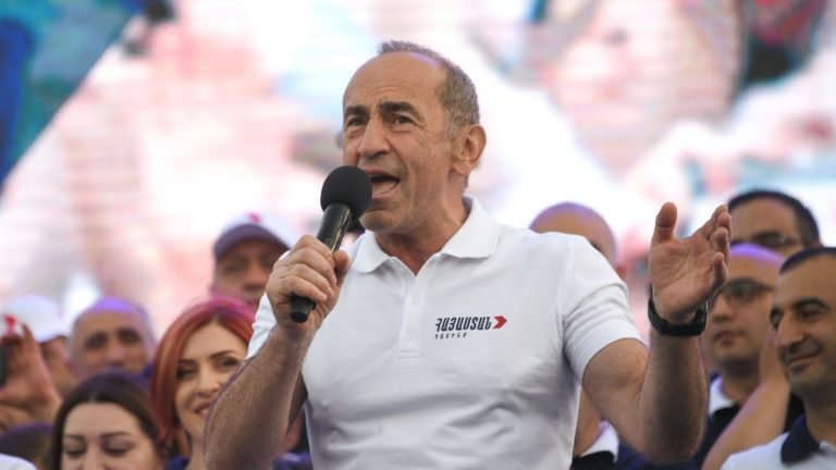 Opositor armênio contesta resultados eleitorais e denuncia fraudes Opositor armênio contesta resultados eleitorais e denuncia fraudes
