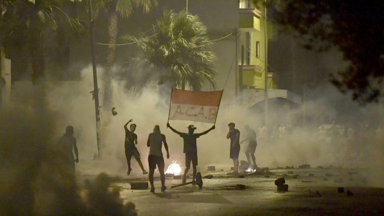Distúrbios após manifestação contra violência policial na Tunísia Distúrbios após manifestação contra violência policial na Tunísia