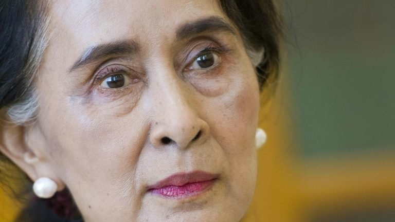 Líder birmanesa deposta Aung San Suu Kyi indiciada por corrupção Líder birmanesa deposta Aung San Suu Kyi indiciada por corrupção