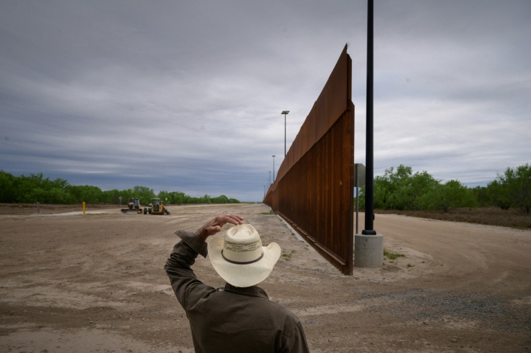 Gobernador de Texas reanudará la construcción del muro fronterizo con México