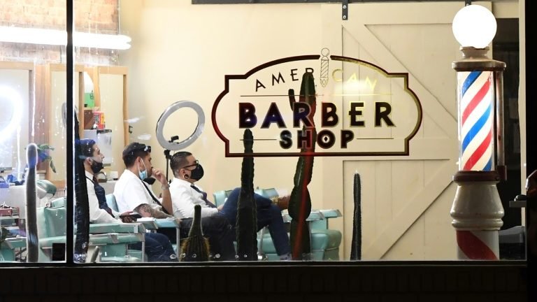 EUA oferecem corte de cabelo e cerveja para aumentar taxa de vacinação EUA oferecem corte de cabelo e cerveja para aumentar taxa de vacinação