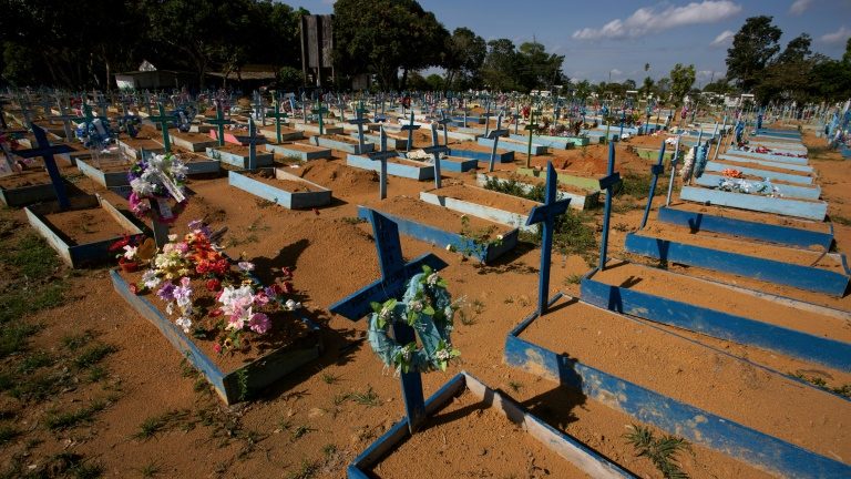Brasil ultrapassa 500 mil mortes por covid; China já aplicou mais de 1 bilhão de doses