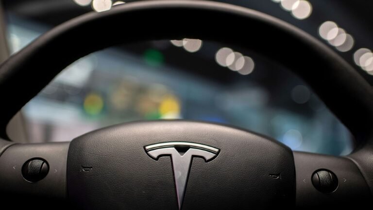 Lucros trimestrais da Tesla alcançam o recorde de US$ 1,1 bilhão Lucros trimestrais da Tesla alcançam o recorde de US$ 1,1 bilhão