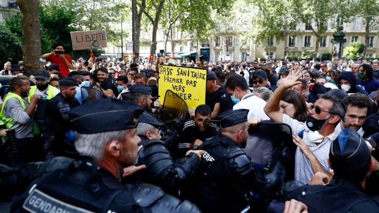 Milhares de pessoas protestam na França contra restrições anticovid Milhares de pessoas protestam na França contra restrições anticovid