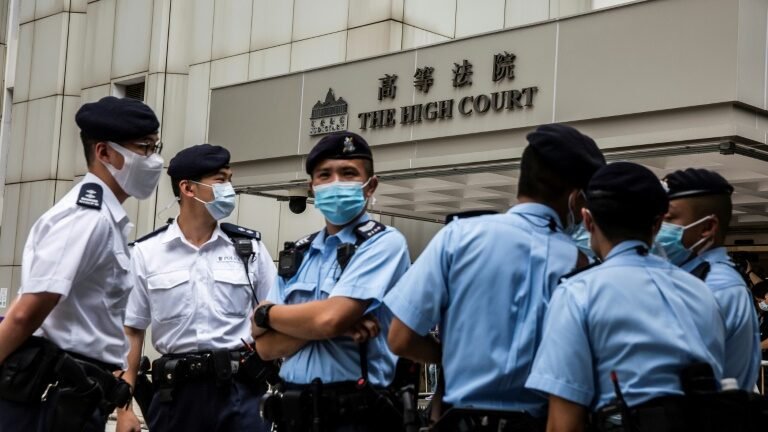 Nove anos de prisão para primeiro cidadão de HK condenado com base em nova lei de segurança Nove anos de prisão para primeiro cidadão de HK condenado com base em nova lei de segurança