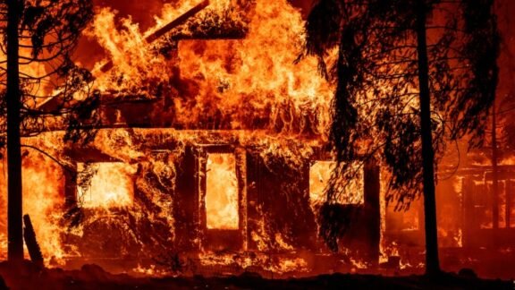 Califórnia enfrenta incêndio que gera seu próprio clima Califórnia enfrenta incêndio que gera seu próprio clima