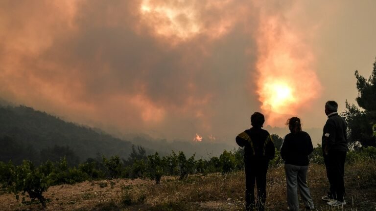 Incêndio florestal ameaça casas no subúrbio norte de Atenas Incêndio florestal ameaça casas no subúrbio norte de Atenas
