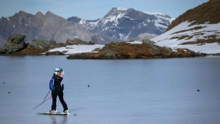 Derretimento de geleiras cria mais de 1.000 lagos nos Alpes suíços Derretimento de geleiras cria mais de 1.000 lagos nos Alpes suíços