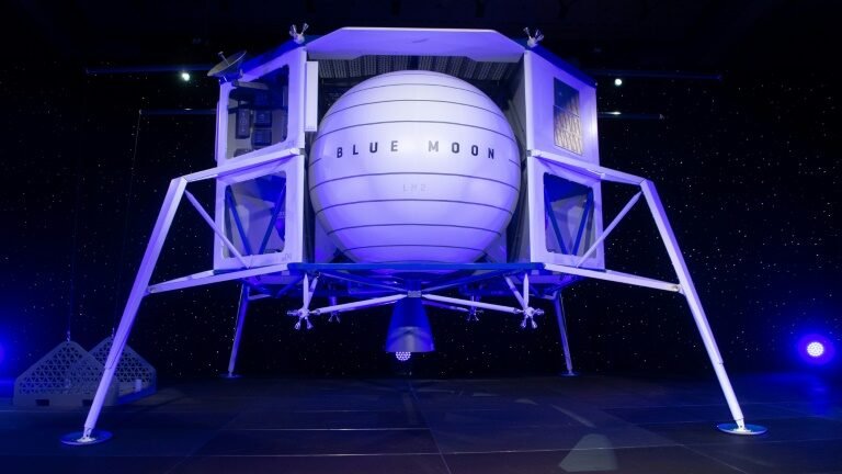 Bezos oferece US$ 2 bi de desconto à Nasa por sonda lunar Blue Origin Bezos oferece US$ 2 bi de desconto à Nasa por sonda lunar Blue Origin