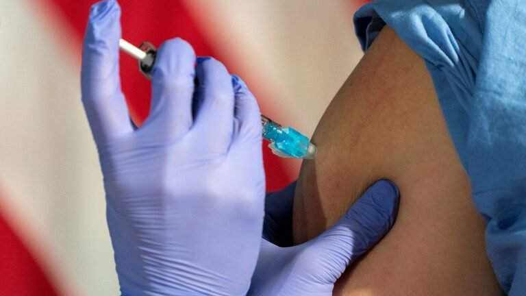 EUA exigirá máscaras e testes a funcionários federais não vacinados contra a covid EUA exigirá máscaras e testes a funcionários federais não vacinados contra a covid