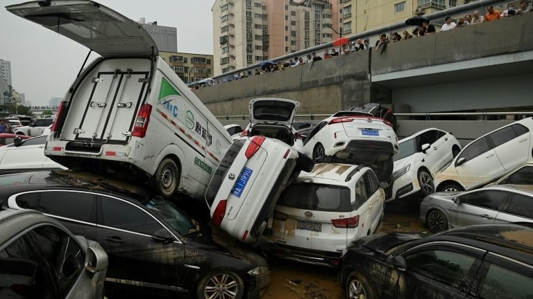 Zhengzhou começa a avaliar danos provocados pelas chuvas torrenciais Zhengzhou começa a avaliar danos provocados pelas chuvas torrenciais