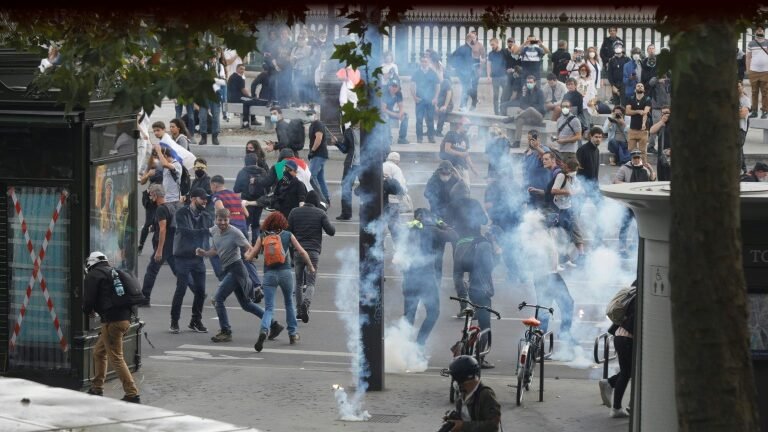 Mais de 200.000 pessoas protestam na França contra passaporte de saúde Mais de 200.000 pessoas protestam na França contra passaporte de saúde
