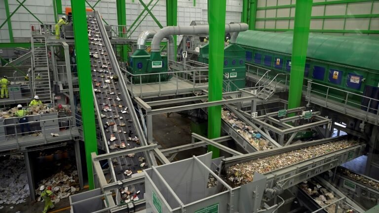 Cidade do México recicla milhares de toneladas de lixo em usina moderna Cidade do México recicla milhares de toneladas de lixo em usina moderna