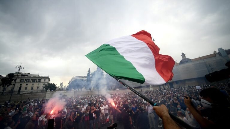Milhares de italianos protestam contra certificado anticovid Milhares de italianos protestam contra certificado anticovid