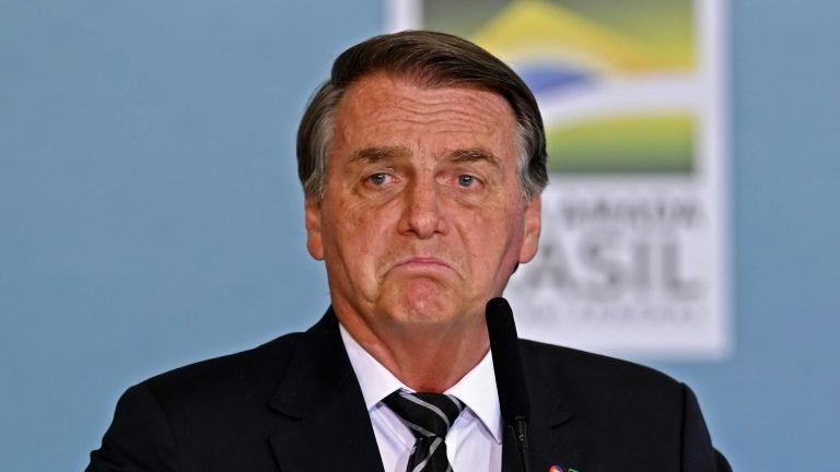 Bolsonaro diz que ‘obsessão’ de Biden pelo meio ambiente ‘atrapalha um pouquinho’ Bolsonaro diz que ‘obsessão’ de Biden pelo meio ambiente ‘atrapalha um pouquinho’