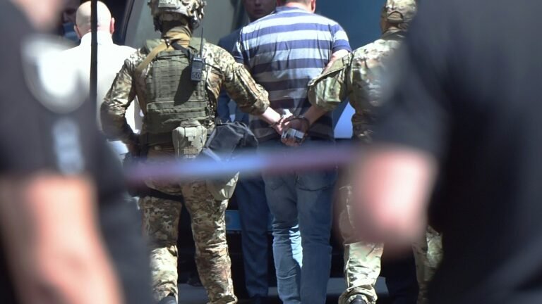 Detido homem que ameaçava detonar granada na sede do governo da Ucrânia Detido homem que ameaçava detonar granada na sede do governo da Ucrânia