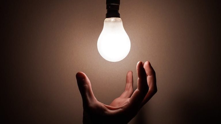 Crise hídrica já deixou a conta de luz mais cara, devido à taxa adicional para fazer frente ao custo das térmicas, mas os reajustes anuais também pesaram
