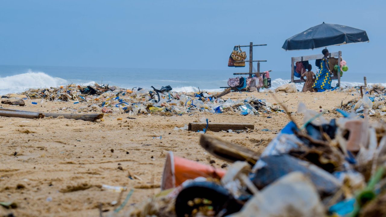 11 milhões de toneladas plástico são despejado no oceano anualmente