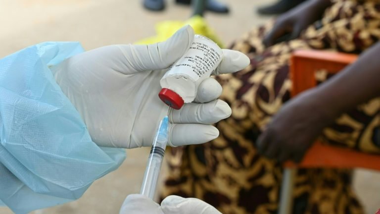 Vírus ebola pode ser ativado em sobrevivente anos após a infecção Vírus ebola pode ser ativado em sobrevivente anos após a infecção