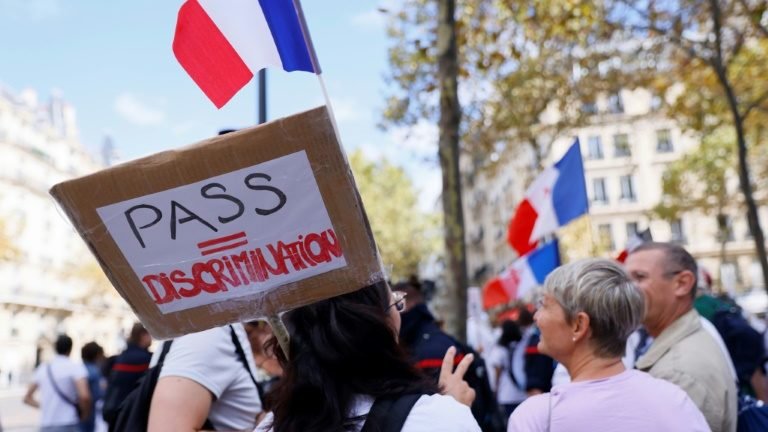 Oitenta mil se manifestam na França contra passaporte sanitário Oitenta mil se manifestam na França contra passaporte sanitário