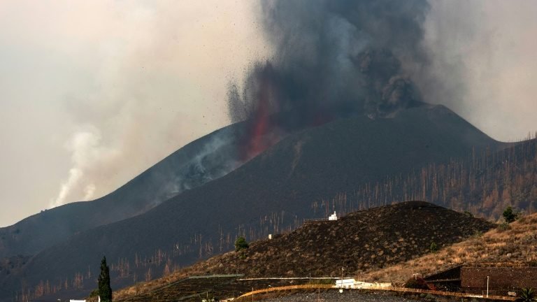 Madri fornece auxílio de moradia aos afetados por erupção vulcânica Madri fornece auxílio de moradia aos afetados por erupção vulcânica