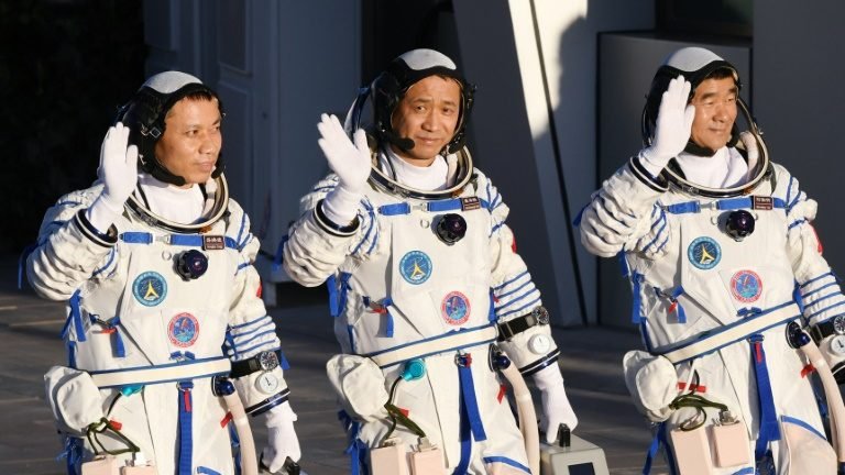 Astronautas chineses retornam à Terra após missão recorde de 90 dias Astronautas chineses retornam à Terra após missão recorde de 90 dias
