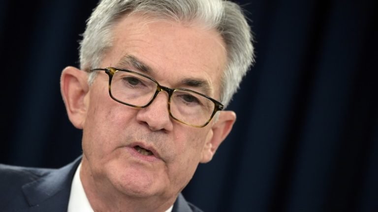 Fed mantém juros, reduz previsão de crescimento e aumenta a de inflação Fed mantém juros, reduz previsão de crescimento e aumenta a de inflação
