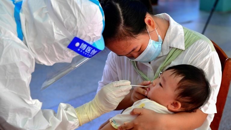 China tenta conter foco de covid-19 entre estudantes China tenta conter foco de covid-19 entre estudantes