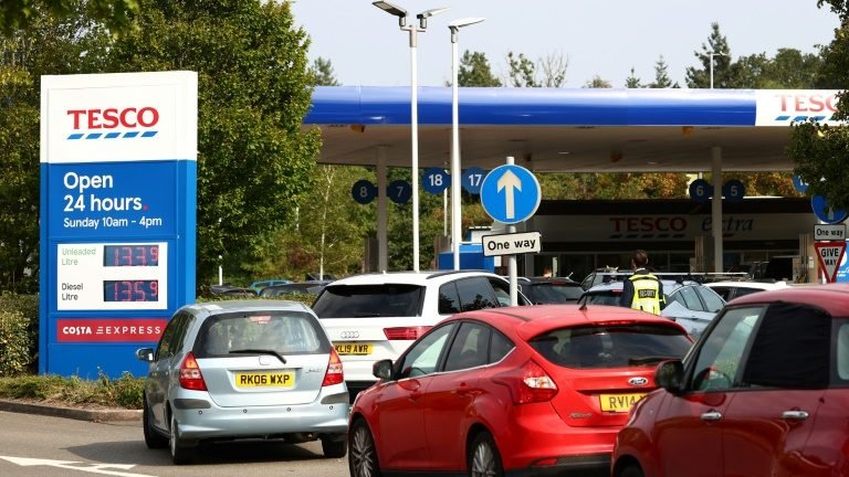 Compras por ‘pânico’ agravam falta de gasolina no Reino Unido Compras por ‘pânico’ agravam falta de gasolina no Reino Unido