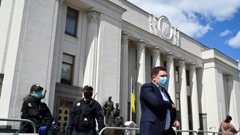 Ucrânia adota lei para reduzir poder de oligarcas Ucrânia adota lei para reduzir poder de oligarcas
