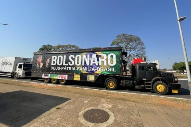 Caminhão personalizado com estética da campanha do presidente Jair Bolsonaro. (Foto: Reprodução/Twitter) 