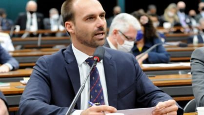 Eduardo Bolsonaro confirma covid e protesta contra passaporte sanit&aacute;rio