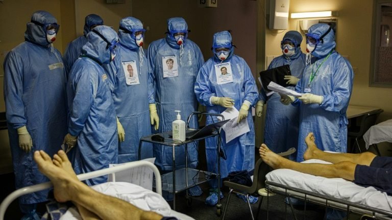 Pandemia está ‘longe de ter acabado’, afirma comitê de emergências da OMS Pandemia está ‘longe de ter acabado’, afirma comitê de emergências da OMS