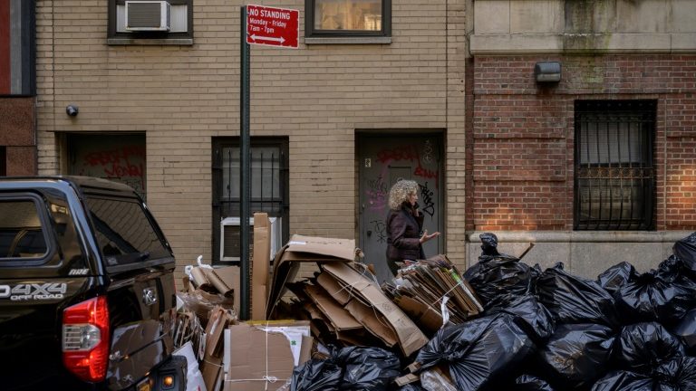 Lixo se acumula em Nova York em protesto contra exigência de vacina contra covid-19