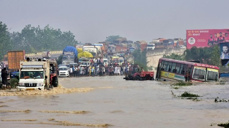 Fortes chuvas deixam quase 200 mortos na Índia e no Nepal Fortes chuvas deixam quase 200 mortos na Índia e no Nepal