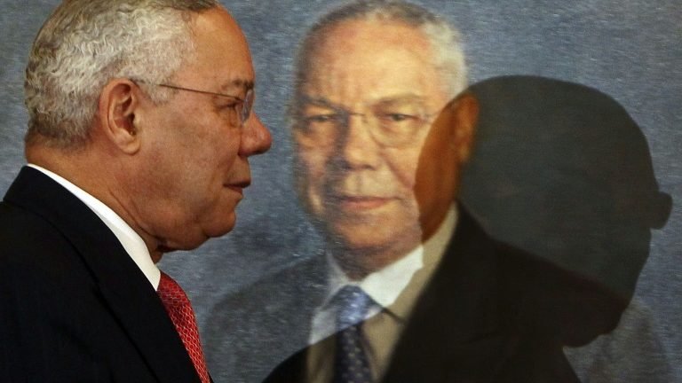 Ex-secretário de Estado americano Colin Powell morre de covid-19 aos 84 anos Ex-secretário de Estado americano Colin Powell morre de covid-19 aos 84 anos